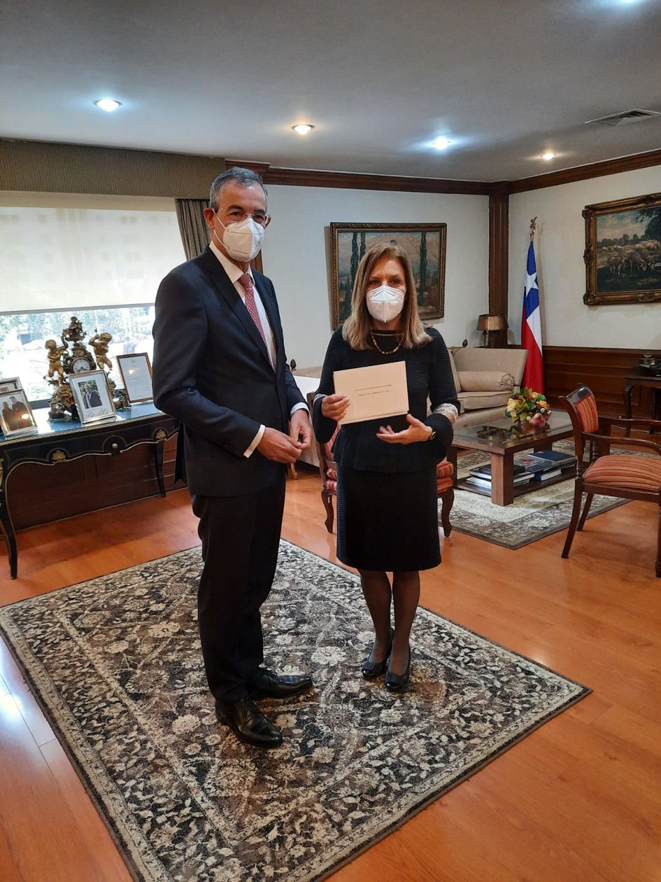 L'Ambassadeur Pascal Teixeira da Silva remet les copies figurées de ses lettres de créance - JPEG